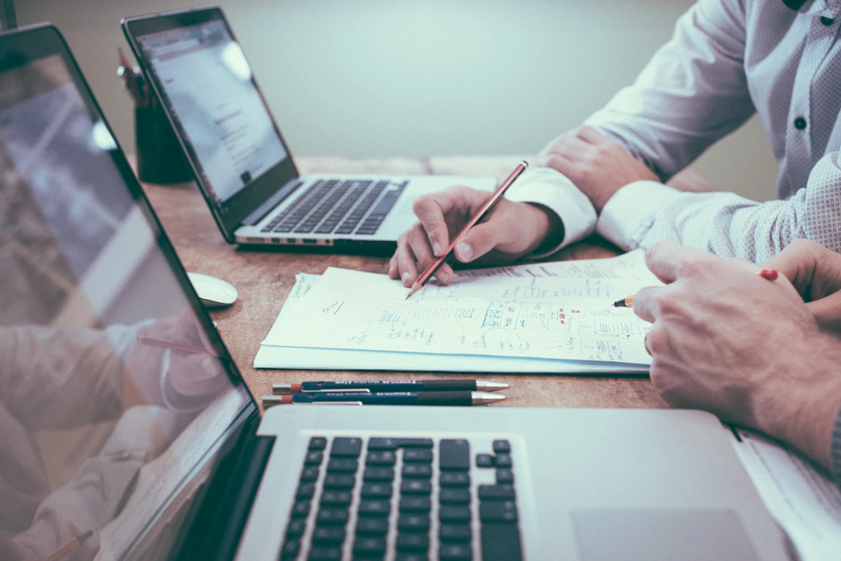Professionnels analysant des données de production en équipe