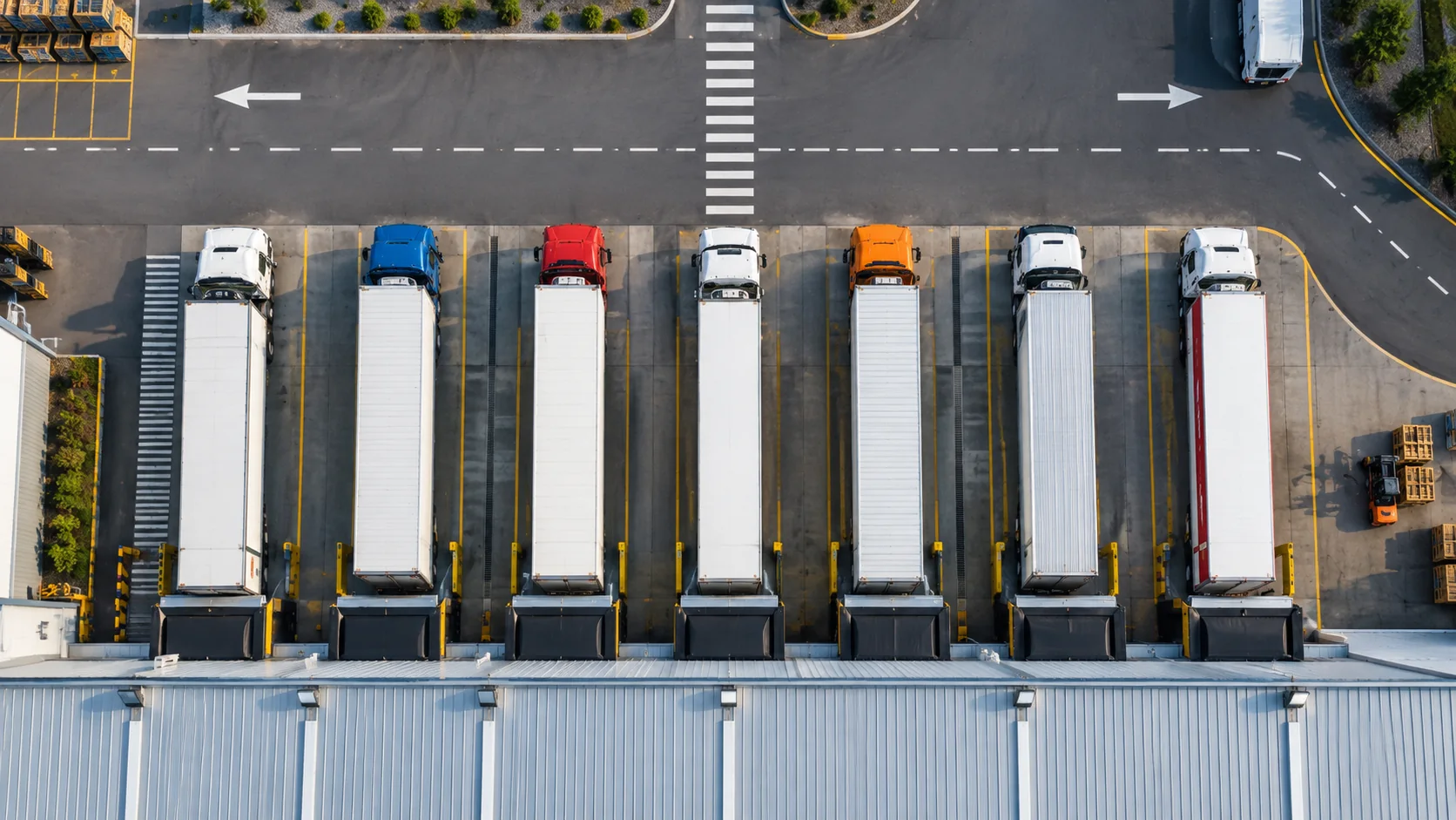 Quais logistiques et camions de livraison vus du dessus