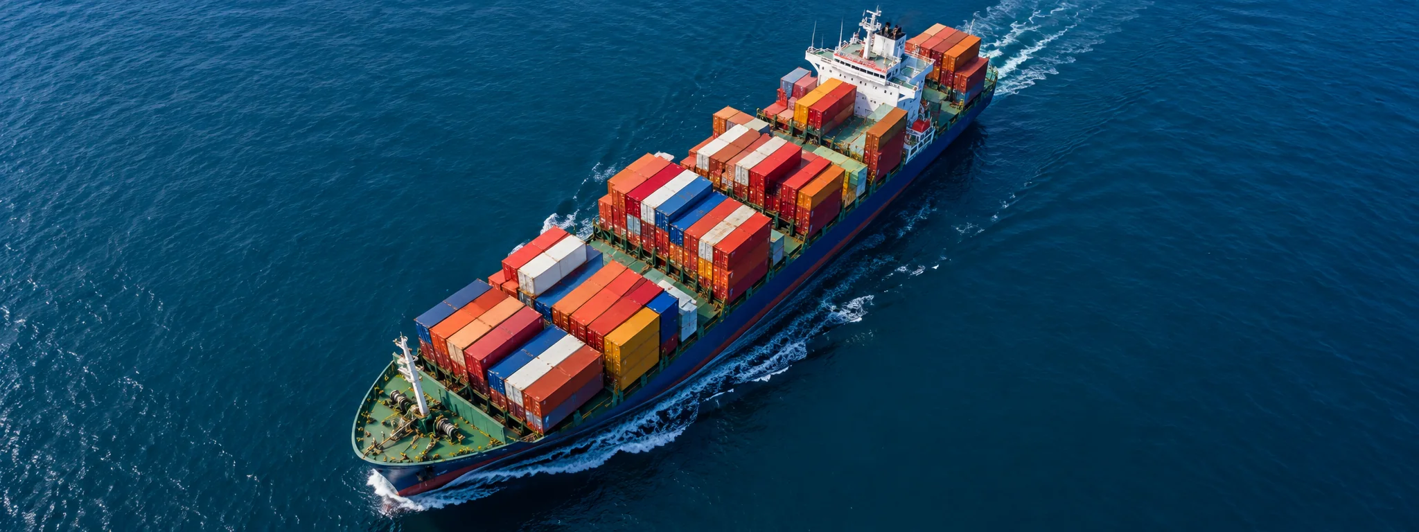 Porte-conteneurs transportant des marchandises sur l’océan