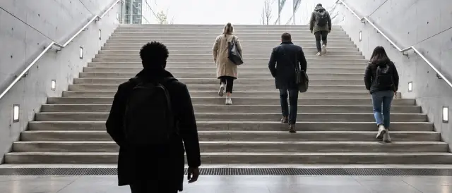 Professionnels montant un escalier vers leur progression